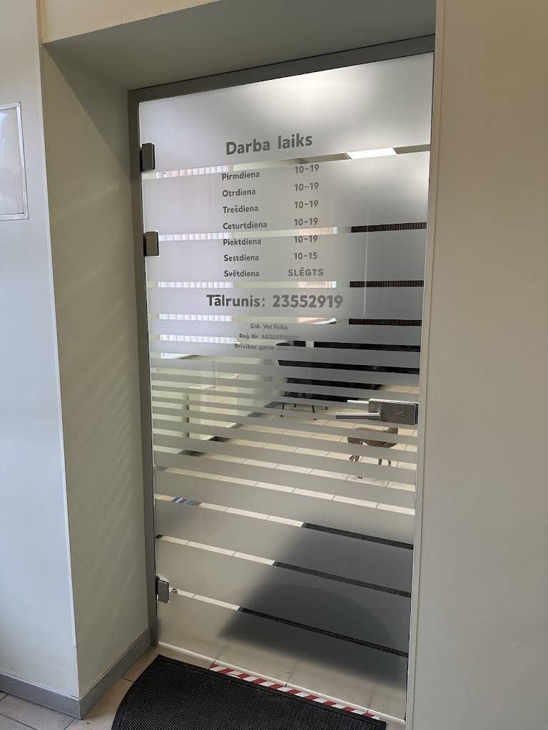 Klīnikas ieeja ar darba laikiem