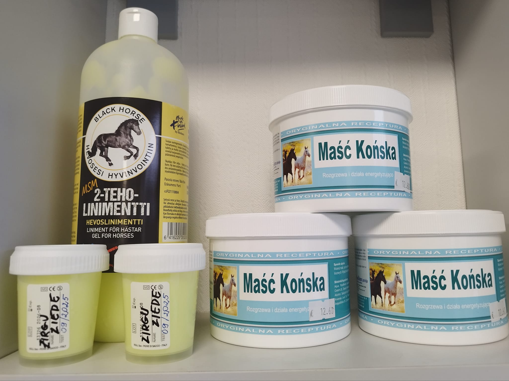 Zirgu medikamentu izlase plauktā