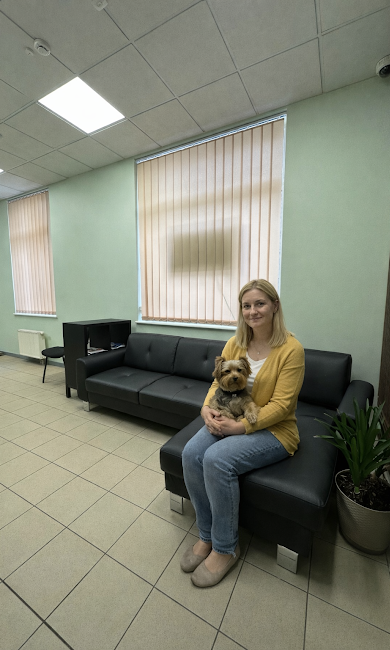 Kliente ar jorkšīrterieri klīnikā