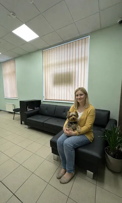 Kliente ar jorkšīrterieri klīnikā